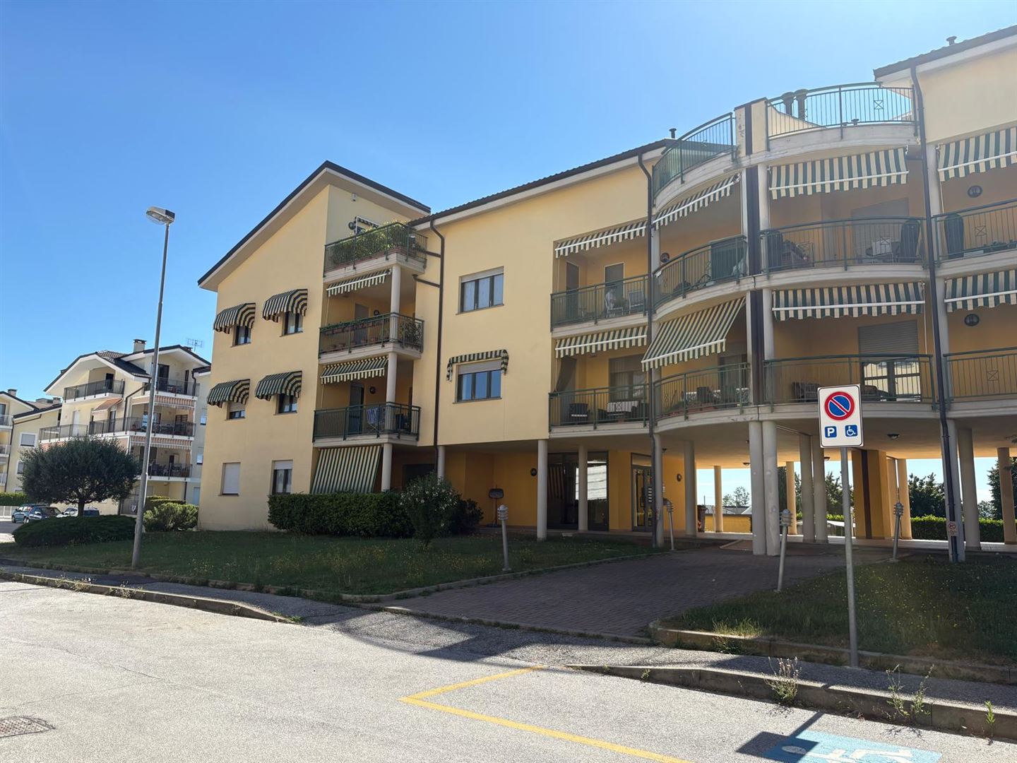 APPARTAMENTO SU DUE LIVELLI E TERRAZZI